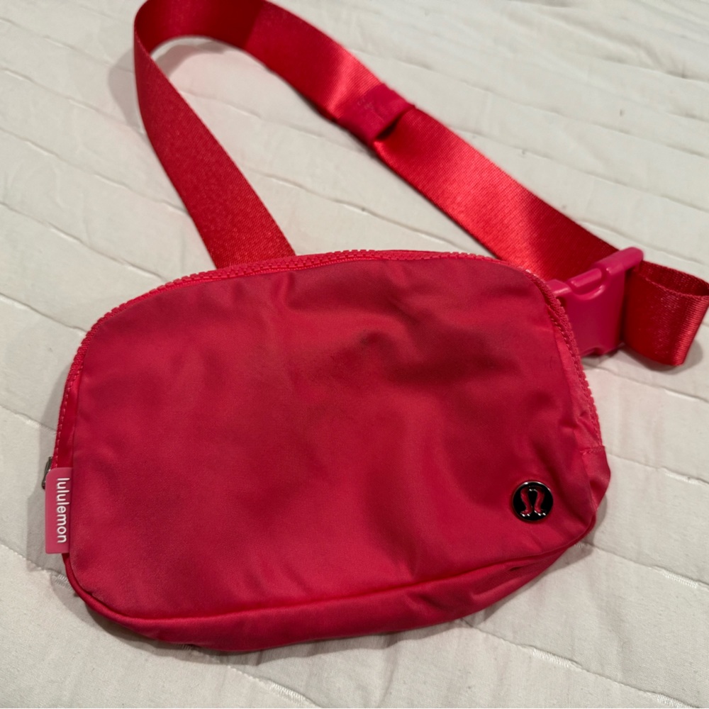 lip gloss lululemon belt bag